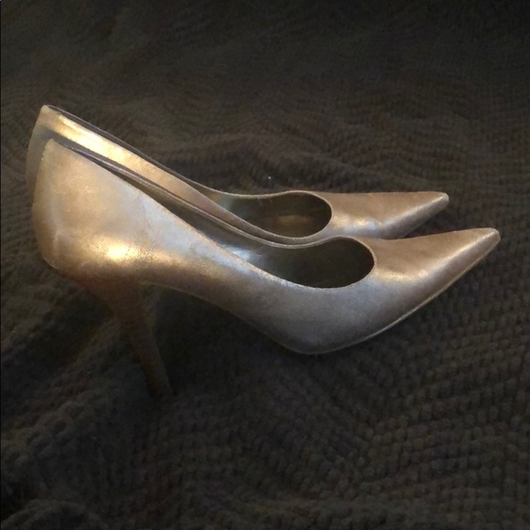 Distressed gold leather pumps - Picture 3 of 5